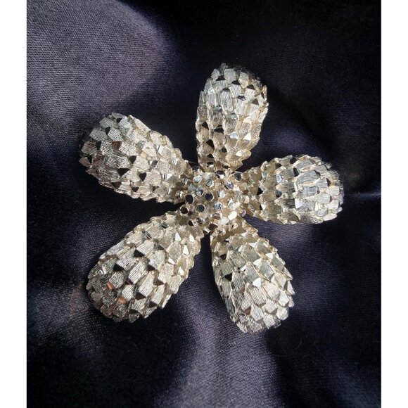 Vintage BSK Signed Silver Tone Flower Floral Large Big Brooch - Picture 8 of 8